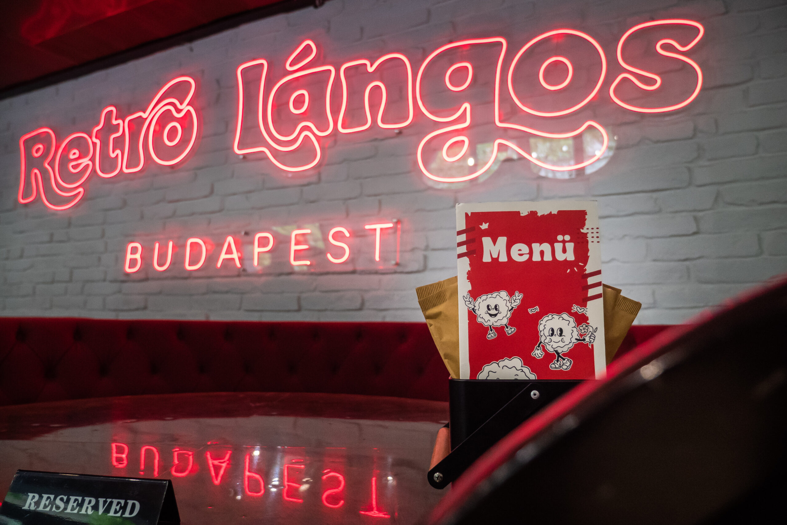 Étterem belső_Neon_RL_Felirat